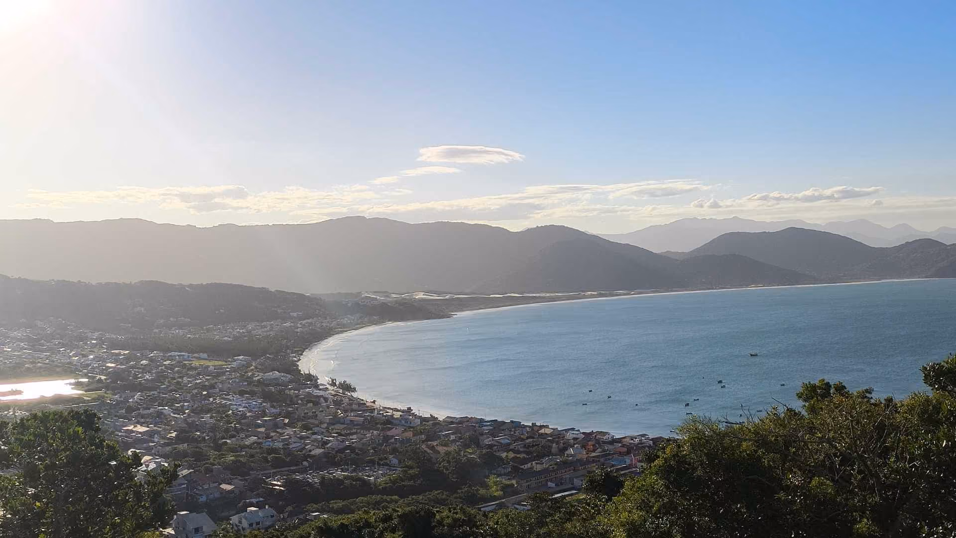 Garopaba vista de cima com praia e cidade ao amanhecer