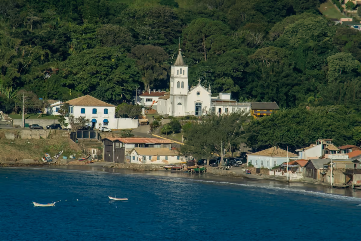 Igreja de São Joaquim no centro histórico de Garopaba, na beira da baía