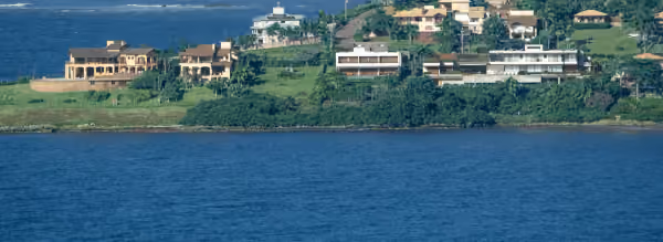 Casas no costão da Praia da Vigia pela manhã